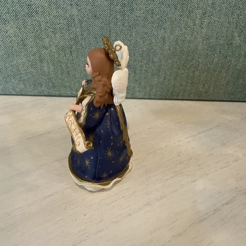Hallmark Madame‎ Alexander Holiday Angels Series #2 Angel of the Nativity
